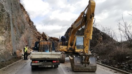 Свлачището край Елисейна пробито, но остава опасно