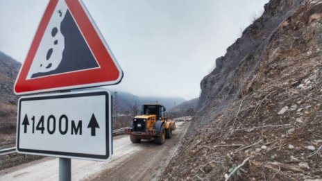 Разчистиха срутището край Елисейна, трафикът е възстановен