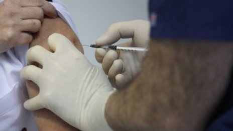 Учители излизат в отпуска, докато ги ваксинират