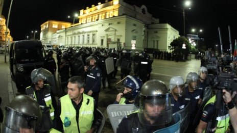 Избухливи и затънали в дългове полицаи - на психо прегледи 