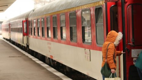 Пътник нападна машинист и началник на влак 
