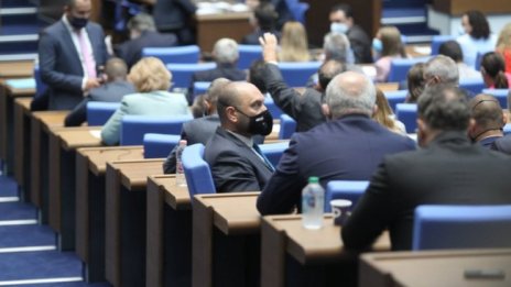 Петъчно: Парламентът заработи от втори опит