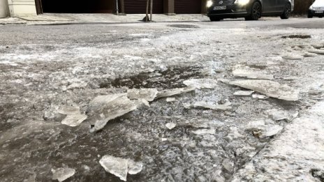 Не се вижда краят на студа, градусите падат още през уикенда