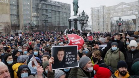 В Русия полицията претърси офиси на сподвижници на Навални
