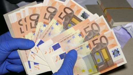 Жена платила битови сметки с фалшиви 50 евро