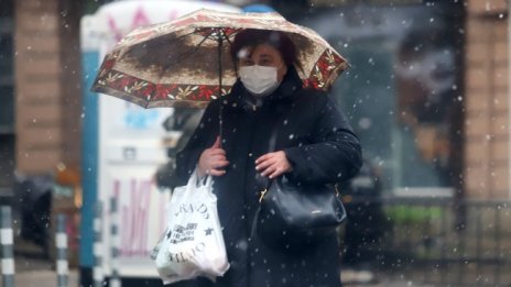 Времето се затопля, но остава облачно, с дъжд и сняг