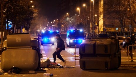 Трета нощ на бурни протести в Испания заради присъдата на рапър