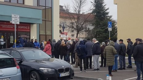 Бургазлии на опашка за ваксини от 7 сутринта