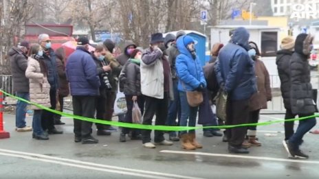 Втори ден: Опашки от желаещи да се ваксинират се извиха в страната