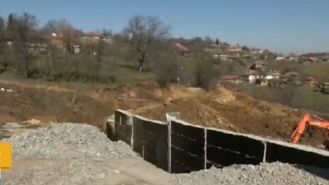 Свлачище е на път да погълне домове и главен път