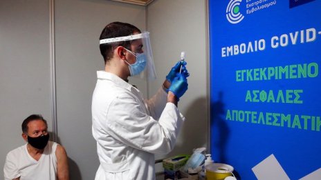 В Гърция няма да облекчават COVID ограниченията
