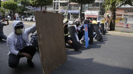 Полицията в Мианмар стреля по протестиращи, уби жена 