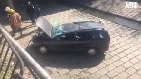 Кола с баща и син падна в река, засечена от друга 