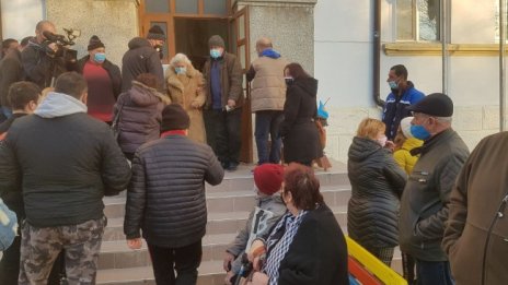 В Обзор излизат на протест, има несъгласни с референдума 