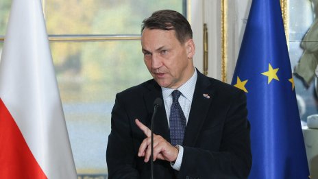 Сикорски: Русия се реформира само, когато загуби война