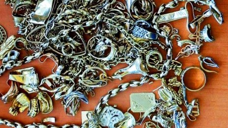 Трима продали фалшиви златни бижута за 4000 лв. в Кърджали 