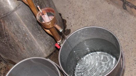 Полицаи иззеха 300 литра ракия и спирт без платен акциз