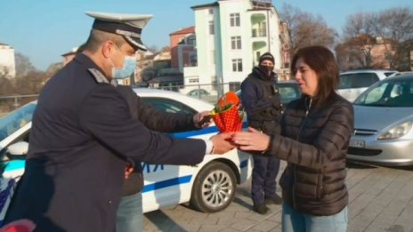 Полицаите в Пловдив спират не с палка, а с цвете днес 