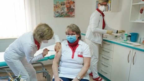 Германия ускорява ваксинациите с AstraZeneca при възрастни хора