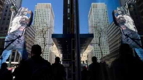 За първи път от ноември под 1000 починали с коронавирус в САЩ