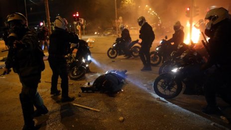 Протестиращи пребиха полицай в Атина, напрежението расте