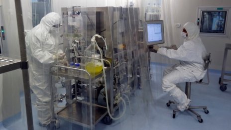 Светът в пандемия вече година, Европа очаква още една ваксина
