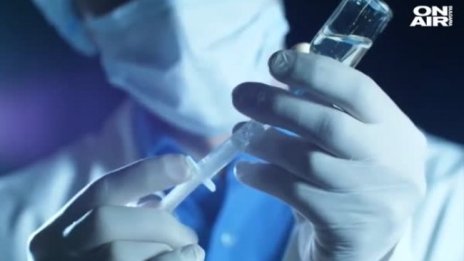 Хиляди дози на AstraZeneca остават на склад, спира ли ваксинирането?