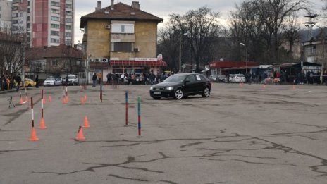 14 дами въртяха гуми в традиционното женско рали в Ловеч