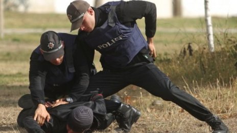 Екшън в Бургас: 20-годишен стреля в  заведение