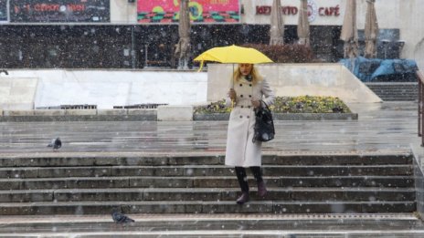 Валежите продължават и утре - от сняг и от дъжд