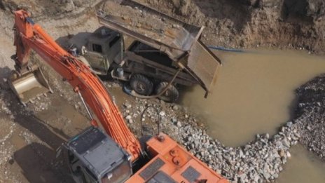 Треска за злато край  р. Струма - осем незаконни мини за добив 
