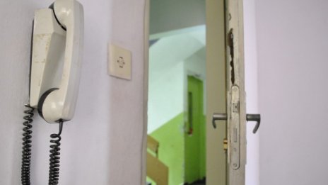 Настаниха майка с две деца в мизерно общинско жилище