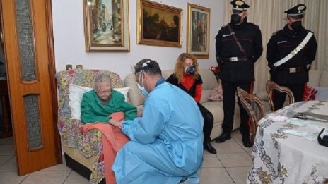 107-годишната баба Джузепина се ваксинира в Италия