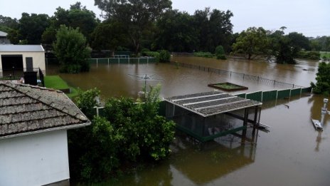 Австралия под вода: Хиляди евакуирани, дъждът не спира