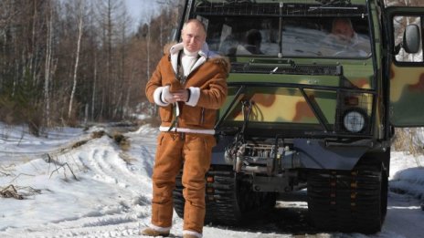 Путин на почивка в сибирската тайга, разходи се в снега