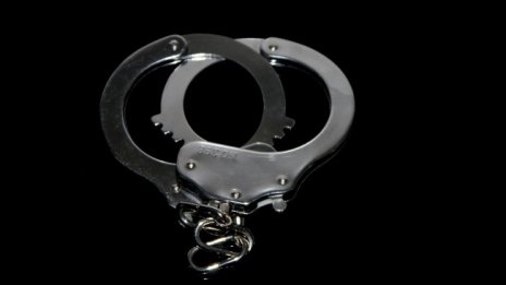 Задържаха мъж, заключил и малтретирал 10 дни жена в дома си