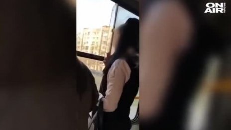 С маски в автобуса в пандемията? Ученичка даже запали цигара
