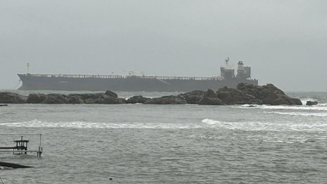 Танкерът "Кайрос" е неуправляем, изтеглянето му започва в петък