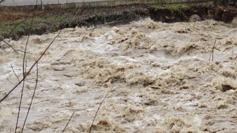 Трима рибари спасени от водите на придошлата Огоста