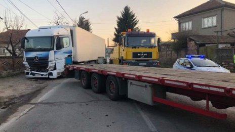 Удар между два ТИР-а  при Самоводене, има пострадал