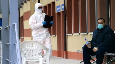 Болни с COVID гласуват в УМБАЛ Бургас, чакат ги със защитно облекло