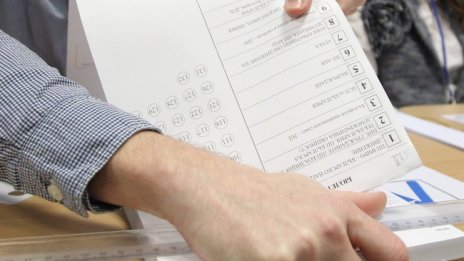Дълги опашки за гласуване и в Турция, няма дистанция