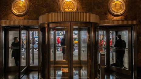 Уволниха портиери, гледали безучастно как пребиват жена на улицата