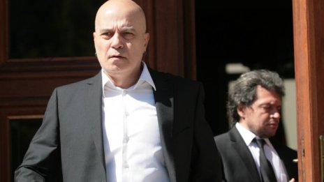 Слави Трифонов е с коронавирус, бил добре