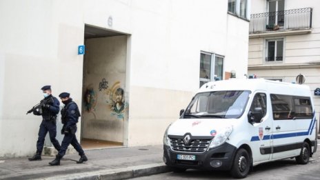 Двама души са ранени при стрелба пред болница в Париж