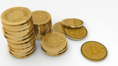 Биткойн поскъпна до исторически връх, стигна 62 531 долара