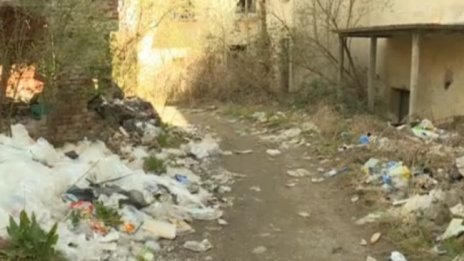 Центърът на кюстендилско село стана сметище: Хората били такива