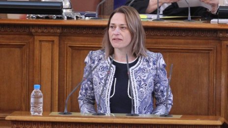Караянчева загуби битката за шеф на НС, Ива Митева поема поста