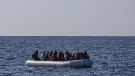 41 мигранти загинаха край бреговете на Тунис, сред тях и бебе