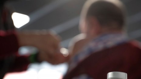 Спад на смъртните случаи на възрастни в Испания, все повече млади се заразяват